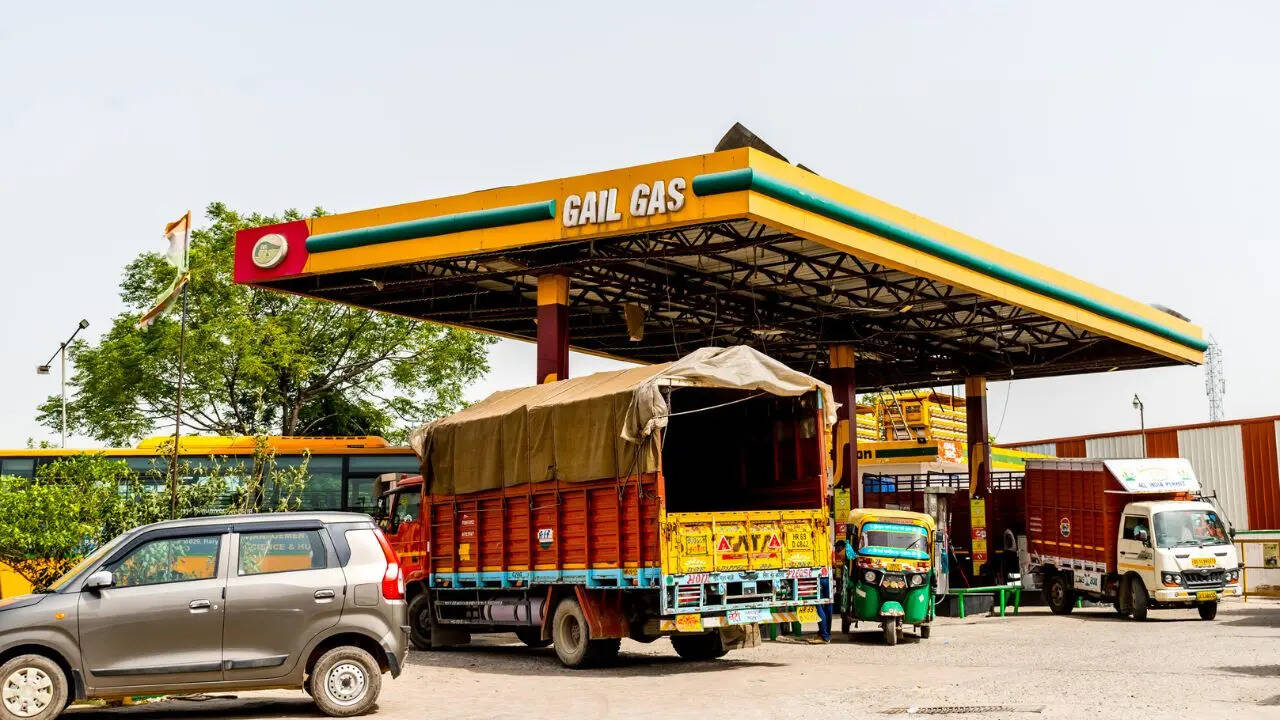 ​पहले ट्रकों पर थी रोक, अब प्राइवेट गाड़ियों पर भी​