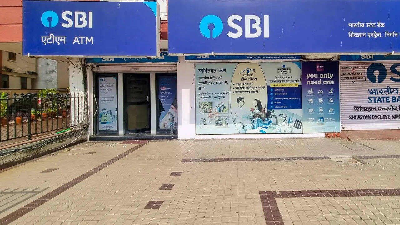 ​ATM इस्तेमाल करते समय कैसे रहें सतर्क​