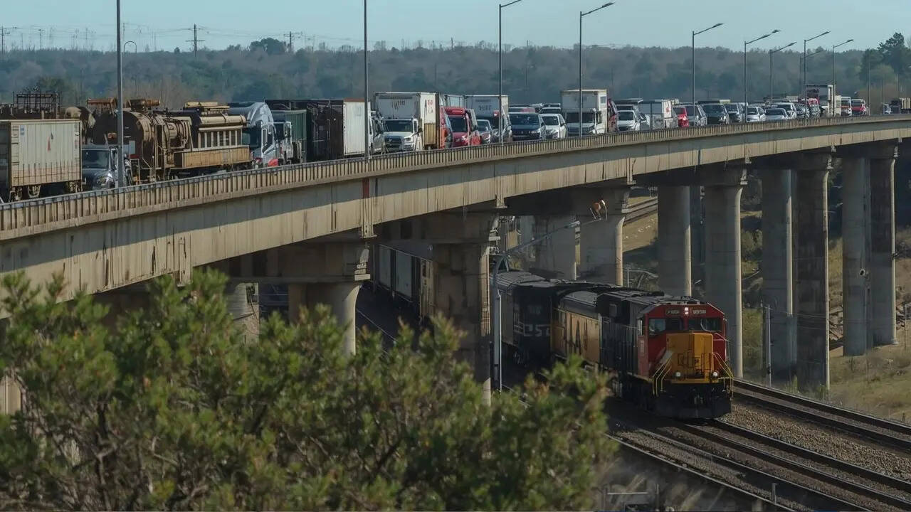 मल्टीमॉडल कनेक्टिविटी और लॉजिस्टिक्स पर जोर    