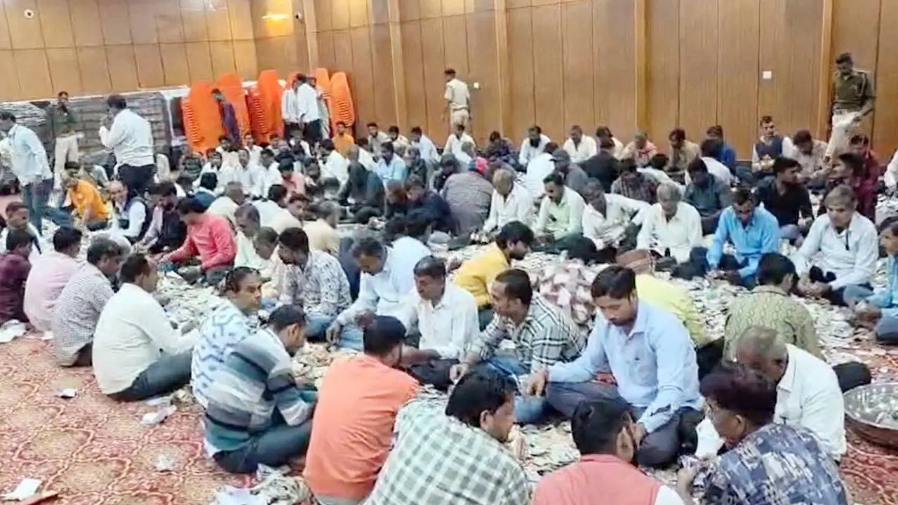 ​कैश और ऑनलाइन का लेखा-जोखा​