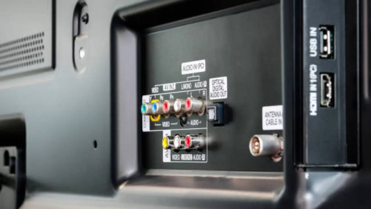 <strong>स्मार्ट टीवी बनेगा कंप्यूटर:</strong> आप अपने स्मार्ट टीवी के USB पोर्ट में वायरलेस माउस और कीबोर्ड लगा सकते हैं। इसके बाद टीवी में ब्राउजर ऐप डाउनलोड करें। अब आप अपने टीवी से इंटरनेट चला सकते हैं, ई-मेल देख सकते हैं और छोटे-मोटे काम कर सकते हैं। इस तरह आपका स्मार्ट टीवी एक छोटे कंप्यूटर जैसा बन जाता है।