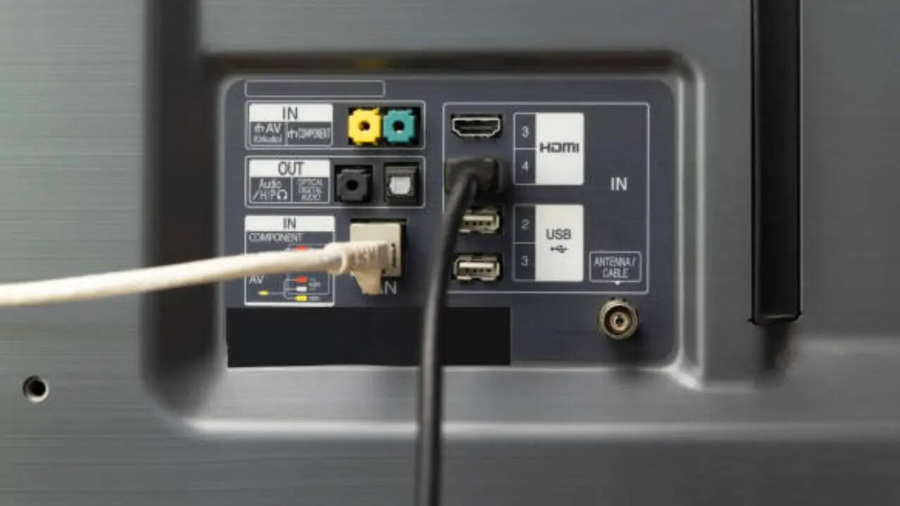 <strong>HDMI पोर्ट के रूप में इस्तेमाल करें:</strong> कई सस्ते स्मार्ट टीवी में HDMI पोर्ट कम होते हैं। अगर आपको टीवी से कई डिवाइस जोड़नी हों, तो यह दिक्कत बन सकती है। ऐसे में आप बाजार में मिलने वाला USB से HDMI डोंगल इस्तेमाल कर सकते हैं। इससे टीवी का USB पोर्ट एक एक्स्ट्रा HDMI पोर्ट बन जाता है और आप आसानी से दूसरी डिवाइस कनेक्ट कर सकते हैं।