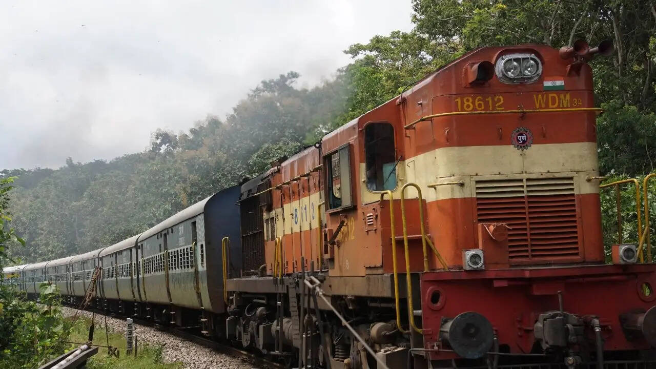 स्पेशल ट्रेनें चलने के बाद भी राहत क्यों नहीं?  