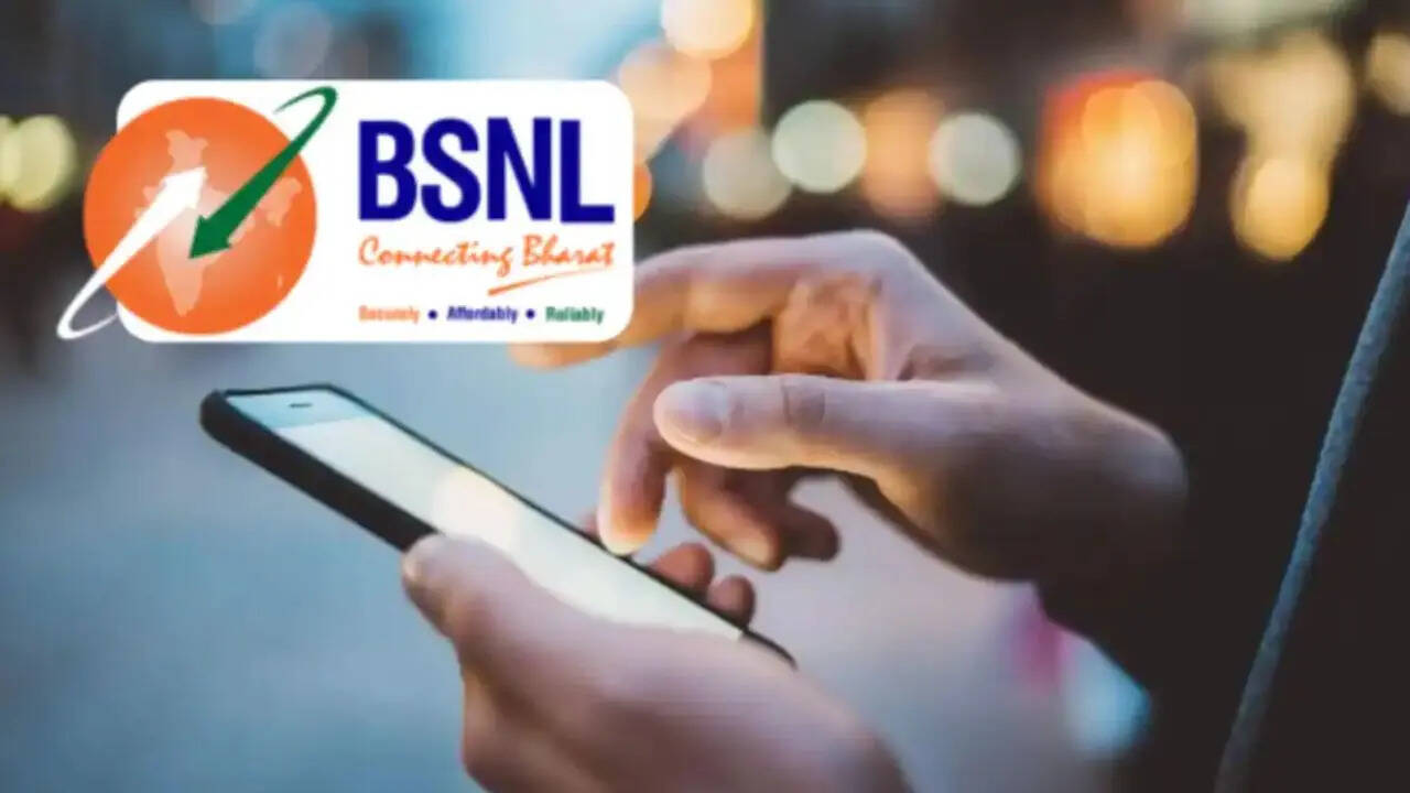 BSNL के पोर्टफोलियो में एक मंथली रिचार्ज प्लान भी मौजूद है जिसकी कीमत 225 रुपये है। इस प्लान में भी एक्स्ट्रा डेटा का फायदा दिया जा रहा है। इस प्लान में यूजर्स को अभी तक 2.5GB डेटा मिलता था लेकिन अब क्रिसमस ऑफर में इसमें हर दिन 3GB डेटा मिलेगा। सरकारी कंपनी के इस प्लान में 30 दिनों की वैलिडिटी मिलती है। 