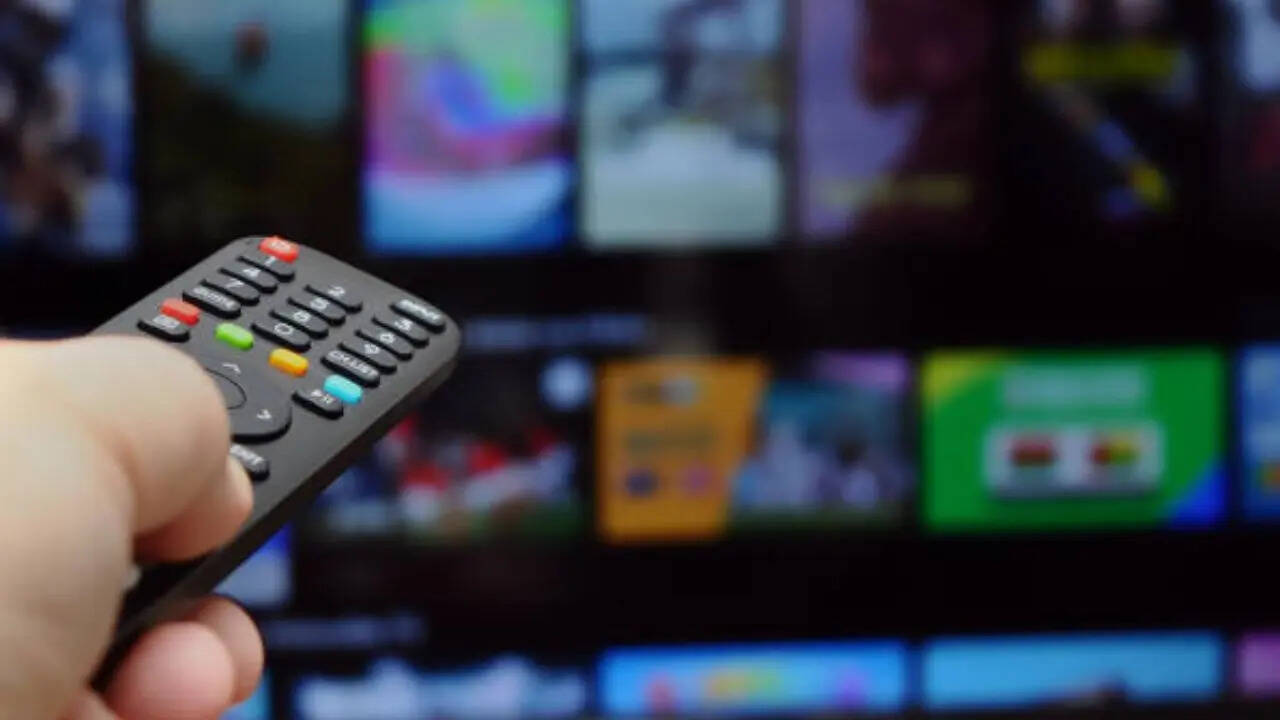 <strong>KODAK Special Edition 43 inch Smart TV:</strong> कोडक की तरफ से आने वाली 43 इंच स्मार्ट टीवी को फ्लिपकार्ट में 20,999 रुपये की कीमत में लिस्ट किया गया है। इस स्मार्ट टीवी पर कंपनी ग्राहकों को 35% का फ्लैट डिस्काउंट दे रही है। इस समय आप इस स्मार्ट टीवी को सिर्फ 13,499 रुपये में खरीद सकते हैं। अगर आप पुरानी स्मार्ट टीवी को एक्सचेंज करते हैं तो 2000 रुपये तक की एक्स्ट्रा बचत कर सकते हैं।