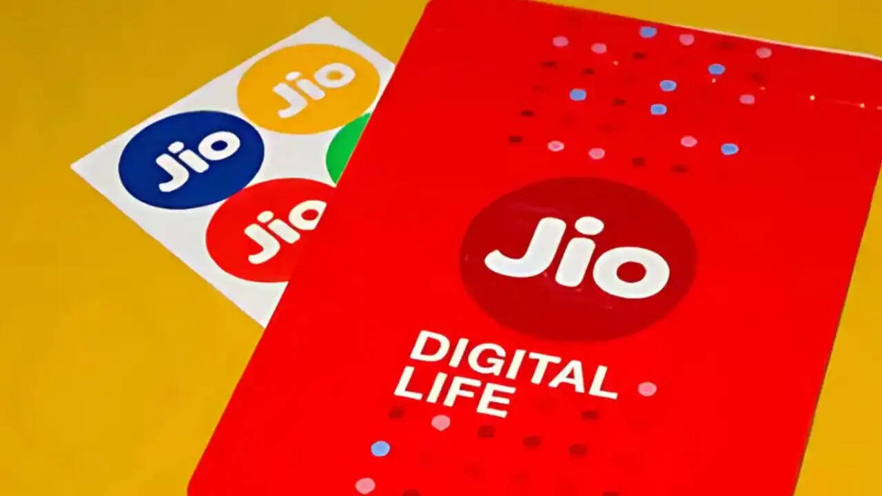 Jio अपने 3599 रुपये वाले रिचार्ज प्लान में यूजर्स को 365 दिनों की लंबी वैलिडिटी ऑफर कर रहा है। आप सिर्फ एक प्लान खरीदकर पूरे साल के लिए बार-बार रिचार्ज खत्म होने की टेंशन से फ्री हो जाएंगे। इस प्लान में कंपनी पूरी वैलिडिटी के लिए सभी नेटवर्क पर अनलिमिटेड कॉलिंग और डेली 100 फ्री एसएमएस ऑफर कर रही है। 