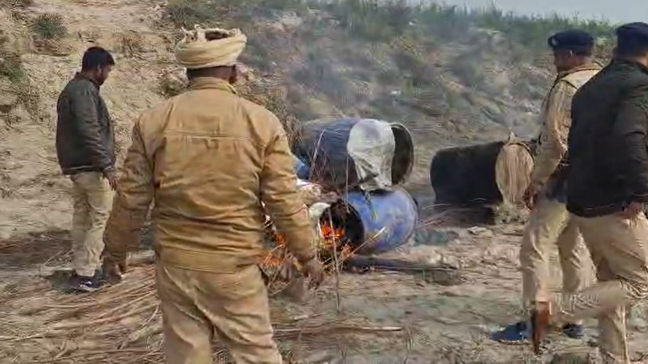​महुआ जावा, प्लास्टिक ड्रम और टीन के ड्रम मौके पर ही नष्ट कर दिए गए​