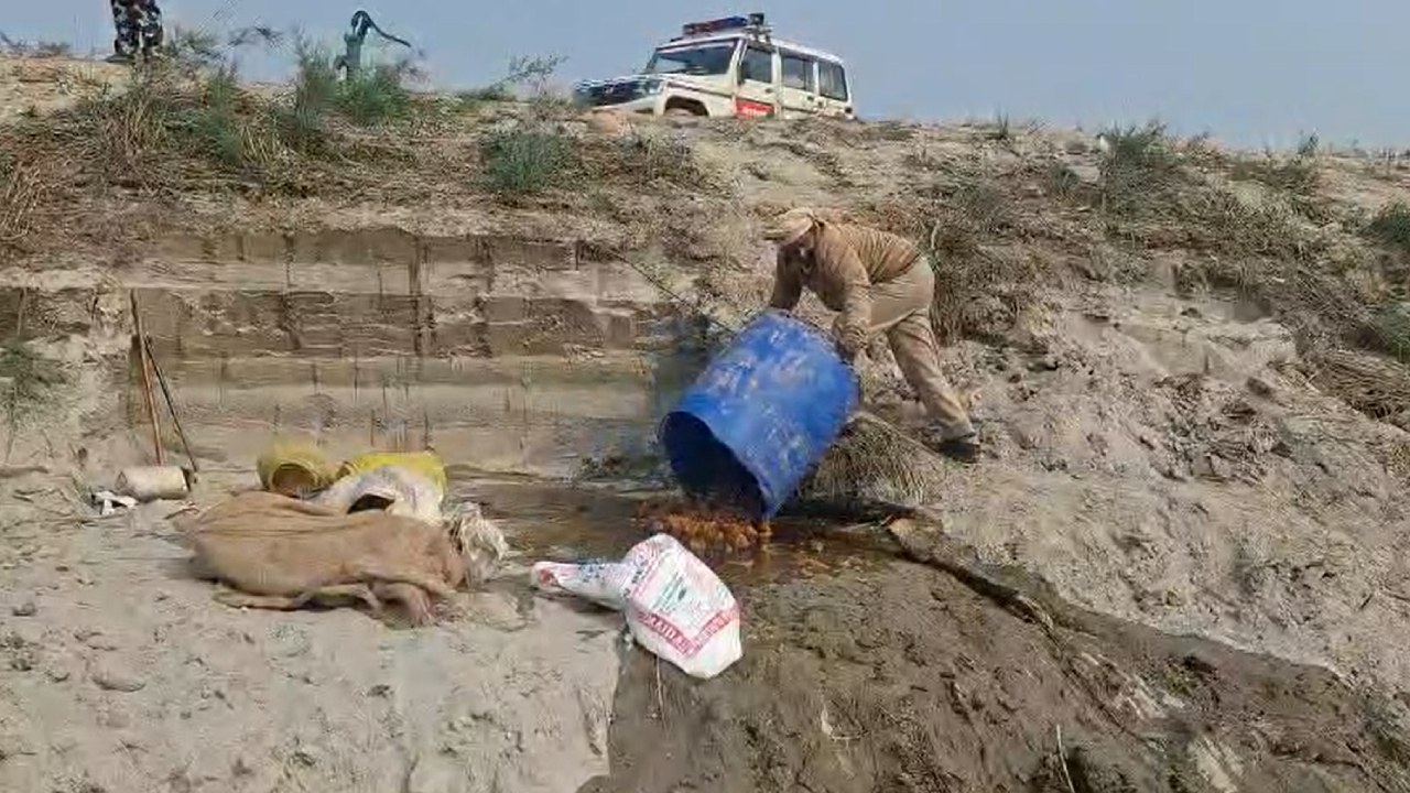 ​अवैध शराब के खिलाफ इस छापेमारी का नेतृत्व थानाध्यक्ष वेदानंद सिंह ने किया​