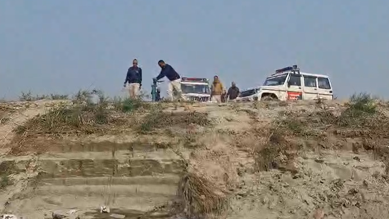 ​थाना प्रभारी और अपर थानाध्यक्ष उदय कुमार पुलिस बल के साथ मौके पर पहुंचे​