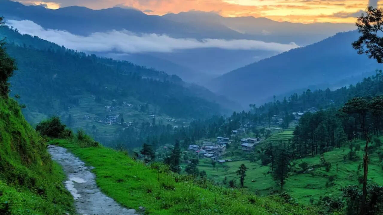 हर राज्य की अपनी अलग पहचान है। जैसे अरुणाचल प्रदेश उगते सूरज की भूमि के रूप में पहचानी जाती है। असम चाय बागानों वाला राज्य कहलाया जाता है। मेघालय बादलों का घर है। 