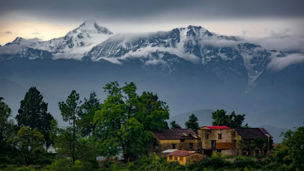 पूर्वोत्तर राज्यों को अक्सर सेवन सिस्टर्स कहा जाता है, जिसमें सिक्किम वो राज्य है, जिसे भाई का दर्जा है। ये राज्य कई तरह की स्वदेशी जनजातियों का घर हैं, जिनमें से हर एक की अपनी अनोखी परंपराएं है। यहां भाषाएं अलग हैं, जो इस क्षेत्र को अलग-अलग संस्कृतियों का संगम भी बनाती हैं।