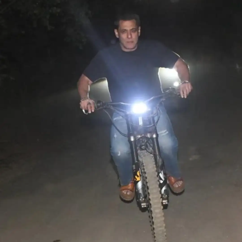 साइकिल से पहुंचे सलमान खान