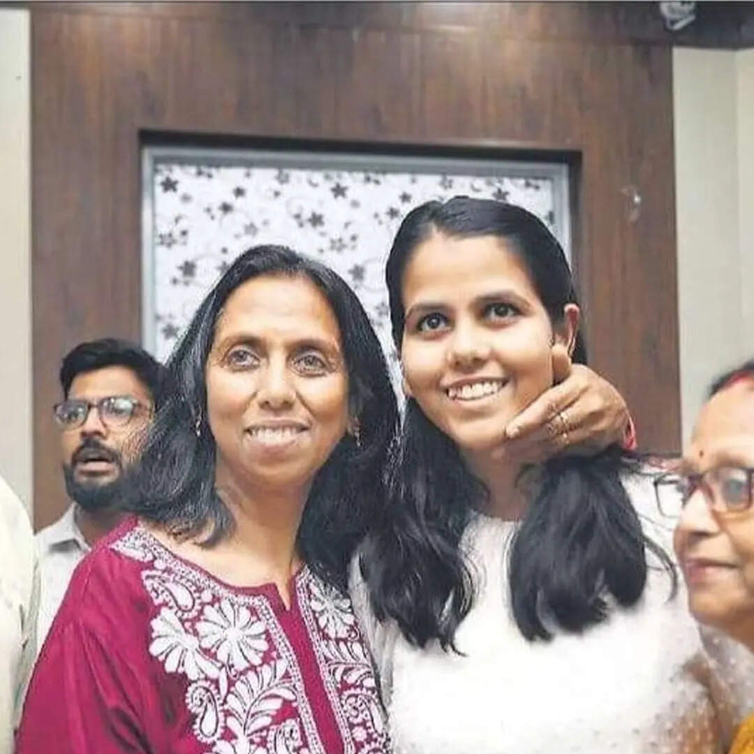 IAS Success Story: Daughter of martyred father, Wing Commander in Air Force, became UPSC topper and IAS