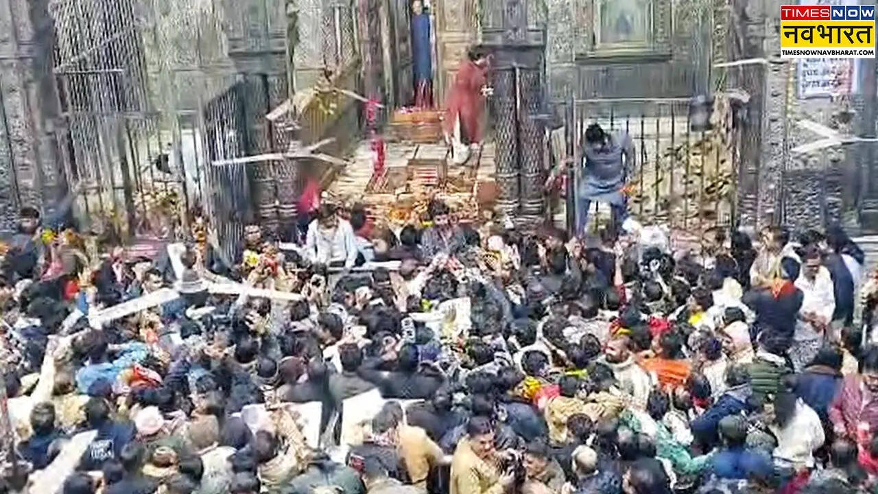 गोद में बाल-गोपाल लिए पहुंचे भक्त