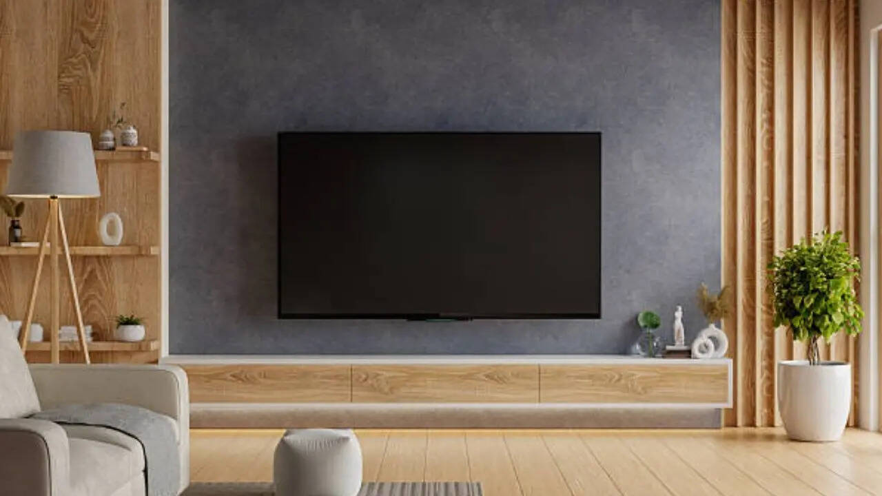 <strong>Realme 55 inch Smart TV Offer: </strong>रियलमी के 55 इंच स्मार्ट टीवी की फ्लिपकार्ट में कीमत 65,399 रुपये है। आप न्यू ईयर 2026 डिस्काउंट ऑफर में इसे 56% के मैसिव डिस्काउंट ऑफर के साथ सिर्फ 28,499 रुपये में खरीद सकते हैं। इस स्मार्ट टीवी में आपको डिस्प्ले में QLED पैनल मिलने वाला है। इसके अलावा आप एक्सचेंज ऑफर में एक्स्ट्रा बचत भी कर सकते हैं।