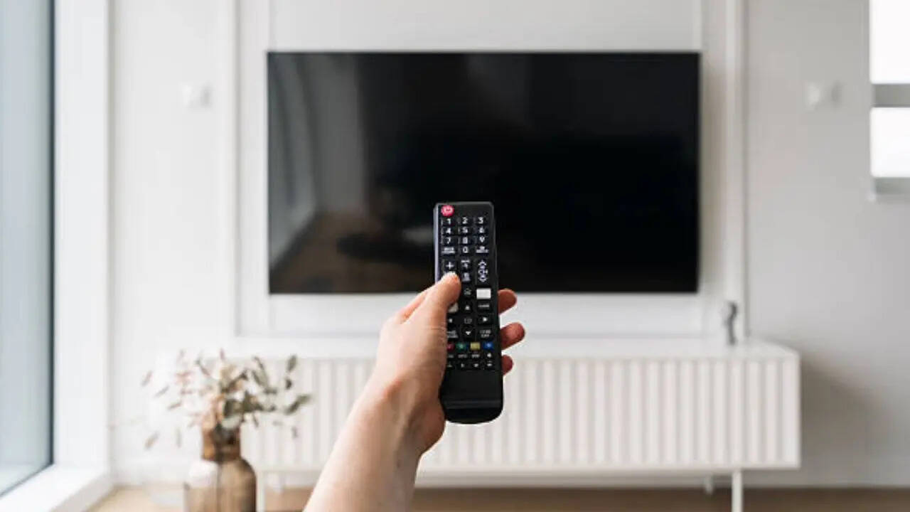 <strong>Samsung 55 inch Smart TV Offer:</strong> साउथ कोरियन टेक जायंट सैमसंग की तरफ से आने वाले 55 इंच स्मार्ट टीवी को फ्लिपकार्ट में 61,600 रुपये की कीमत में लिस्ट किया गया है। न्यू ईयर डिस्काउंट ऑफर में कंपनी ने इसकी कीमत में 46% तक की कटौती कर दी है। आप इसे डिस्काउंट के साथ सिर्फ 32,999 रुपये में खरीदकर घर ले जा सकते हैं।