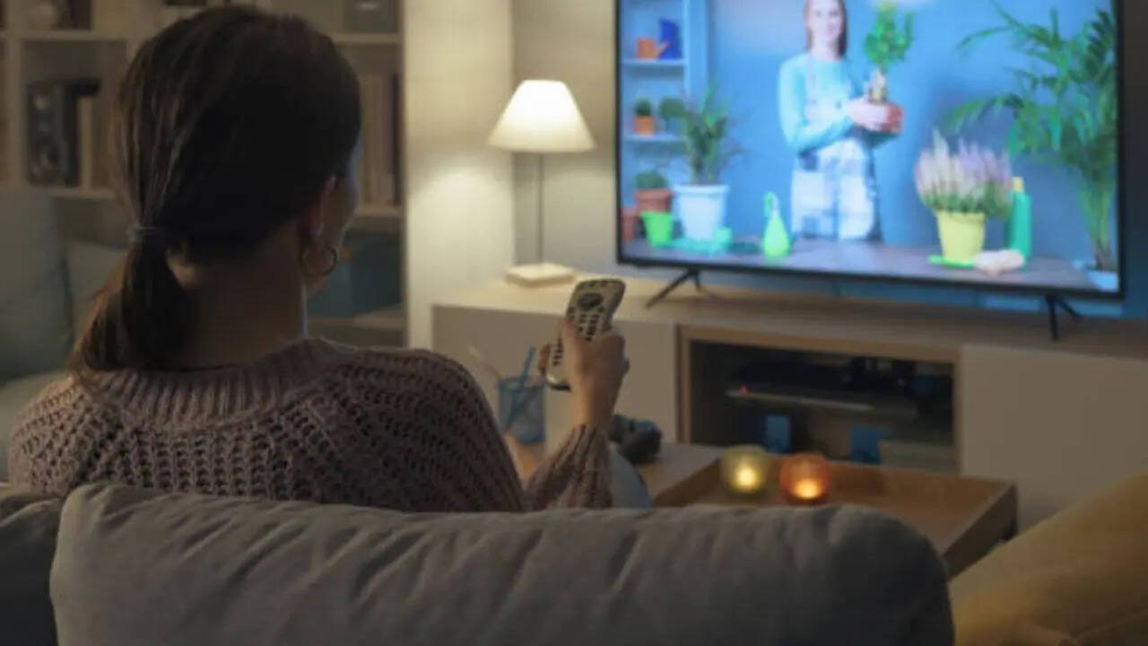 <strong>Xiaomi 55 inch Smart TV Offer: </strong>भारतीय स्मार्ट टीवी बाजार में शाओंमी एक पॉपुलर नाम है। Xiaomi की 55 इंच स्मार्ट टीवी को फ्लिपकार्ट में 62,999 रुपये की कीमत में लिस्ट किया गया है। अभी फ्लिपकार्ट ने इसकी कीमत में 47% की बड़ी कटौती कर दी है। अब आप इसे सिर्फ 32,999 रुपये की कीमत में खरीद सकते हैं। एक्सचेंज ऑफर में आप 6650 रुपये तक की एक्स्ट्रा बचत भी कर पाएंगे।