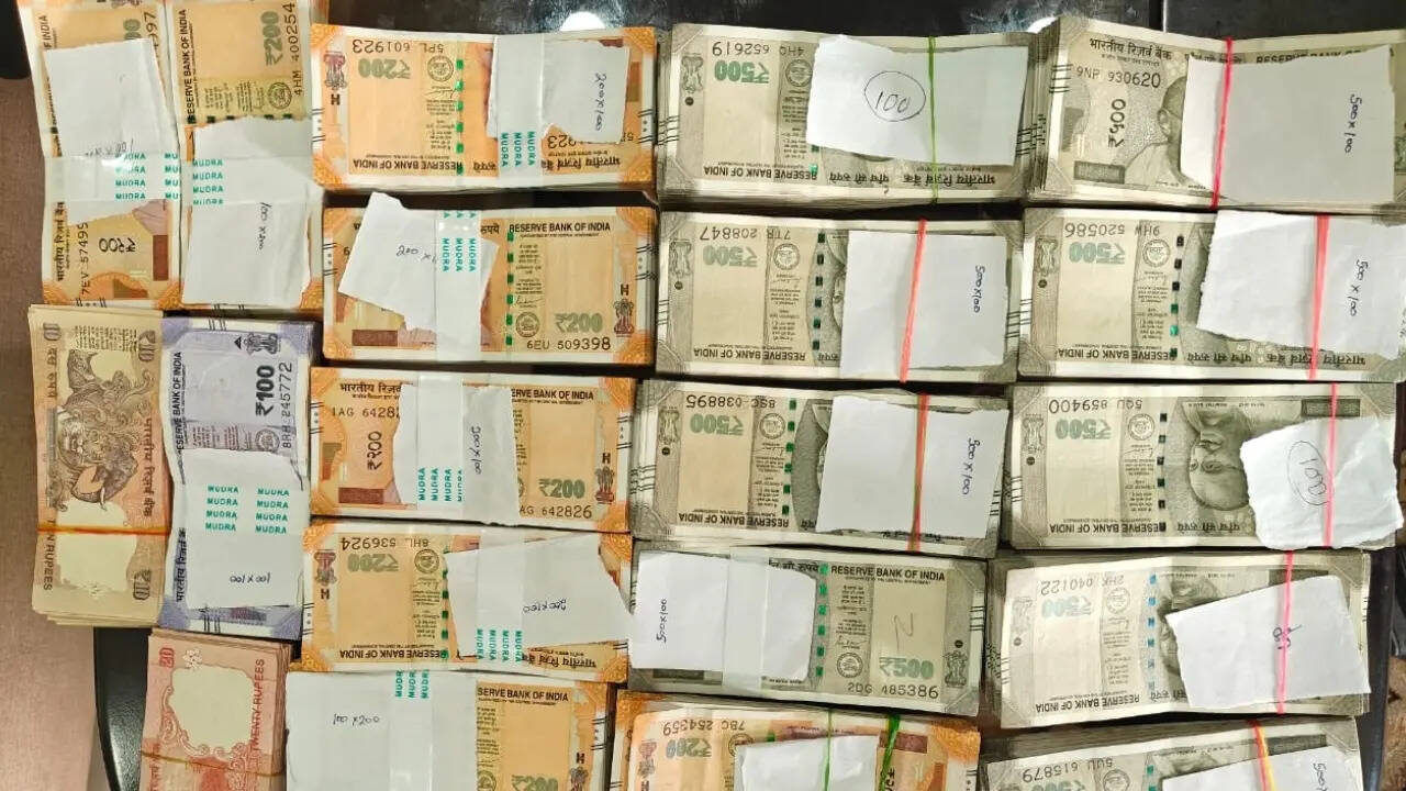 पॉश इलाकों में महंगी जमीनें भी मिलीं