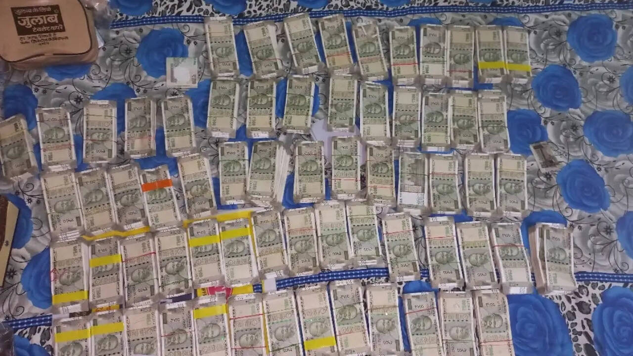 बंद घर से मिला 75 लाख रुपये कैश