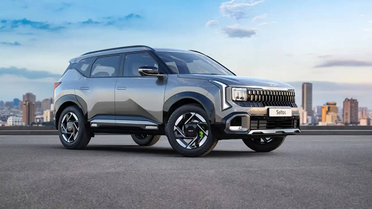नए साल के साथ अपकमिंग किआ कार में 2 जनवरी को New-Gen Kia Seltos को लेकर आधिकारिक जानकारियां सामने आएंगी। इसके बाद 2026 के मिड में Kia Syros EV और दूसरी छमाही में Kia Sorento को लाया जा सकता है।