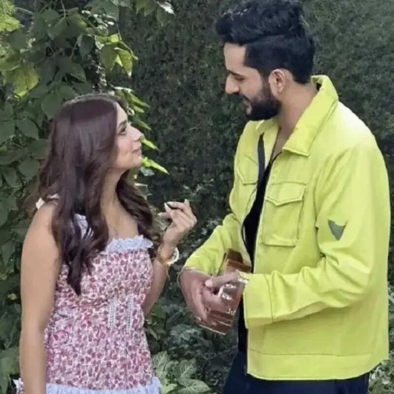 सगाई की अफवाहों से पटा सोशल मीडिया