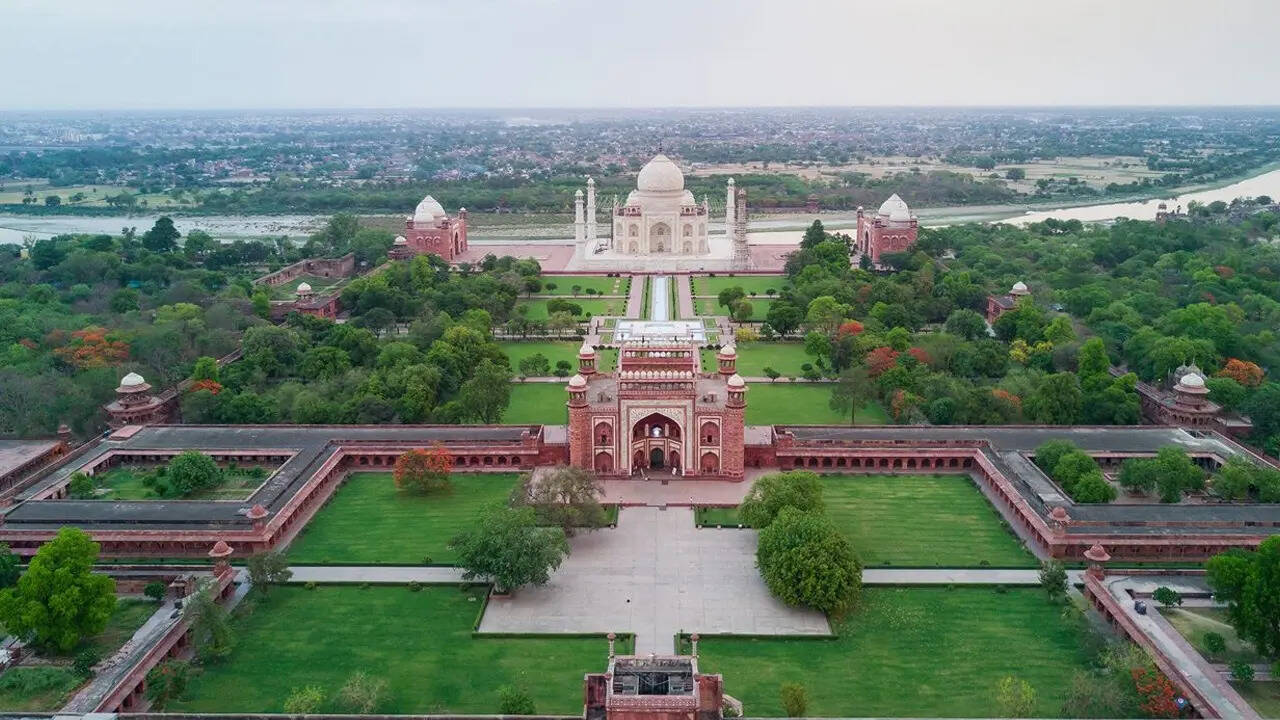 आगरा : ताजनगरी आगरा में साल 2025 में 3-4 करोड़ लोगों के पहुंचने का अनुमान है