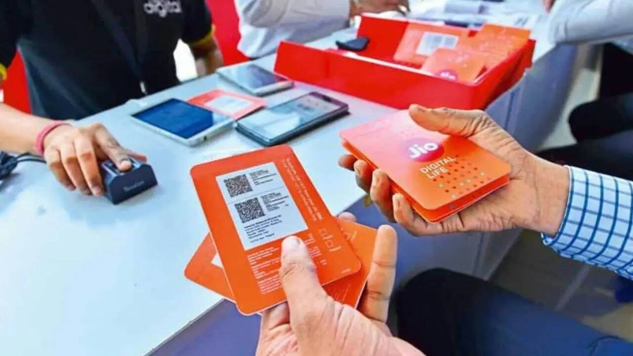 जियो अपने ग्राहकों को इस सस्ते एनुअल प्लान में कई सारे एडिशनल बेनिफिट्स भी दे रहा है। प्लान में आपको दो महीने के लिए जियो होम का ट्रायल भी मिलेगा। इसके अलावा 3 महीने के लिए जियो हॉट स्टार का फ्री सब्सक्रिप्शन मिलेगा। अगर आप टीवी चैनल्स देखते हैं तो आपको जियो टीवी का फ्री सबस्क्रिप्शन भी दिया जाता है। 