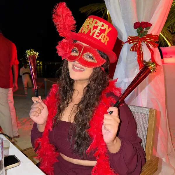 पार्टी मोड में नजर आई सोनाक्षी 