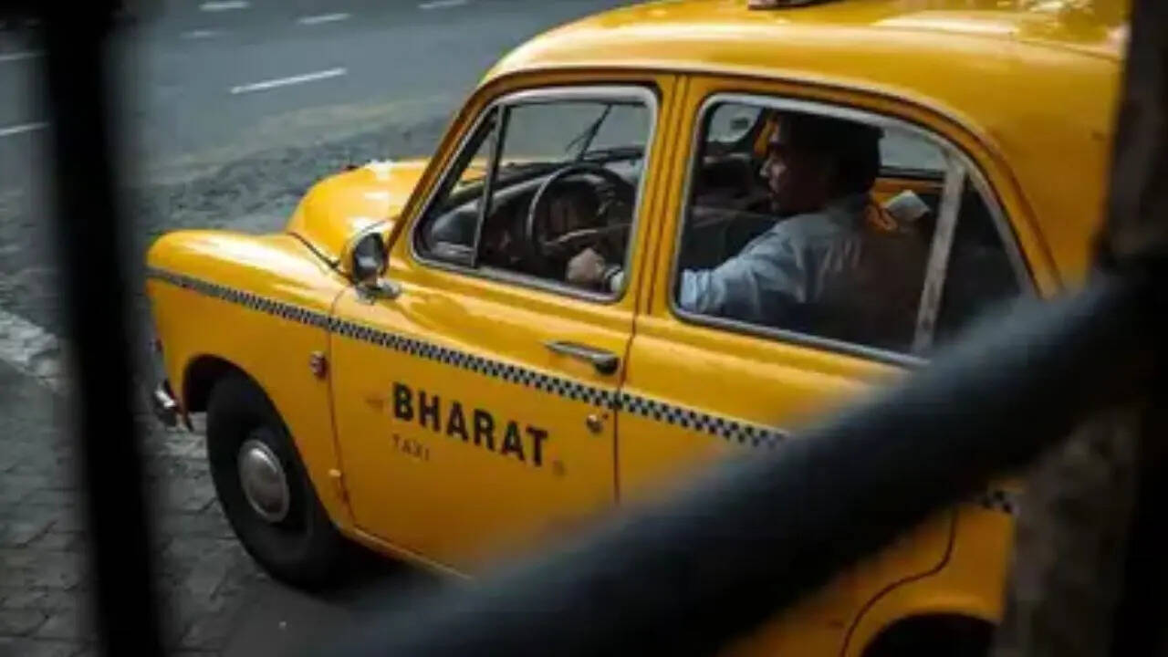 अगर आपको नहीं मालूम है तो बता दें कि भारत टैक्सी की बुकिंग भी ओला-उबर की ही तरह ऐप से होती है। भारत टैक्सी को भारतीय सहकारिता कंपनी सहकारी टैक्सी कॉपरेटिव लि. संचालित करेगी। Bharat Taxi के चेयरमैन अमूल के मालिक जयंत मेहता हैं।