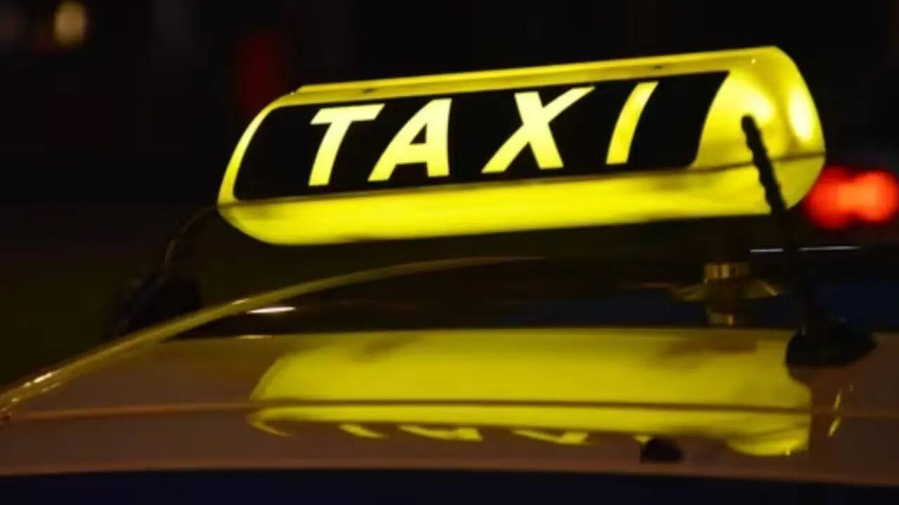 Bharat Taxi App दिल्ली पुलिस की ऑनलाइन सेवा से सीधे जुड़ा है। इसका एक बड़ा फायदा यह है कि किसी भी मुश्किल परिस्थिति में तुरंत सहायता मिल जाती है। बता दें कि कमीशन के तौर पर जहां भारत टैक्सी एक दिन के सिर्फ 30 रुपए लेती है, वहीं दूसरी तरफ प्राइवेट कंपनी उबर 187 तो ओला 149 रुपए कमीशन चार्ज करती हैं।