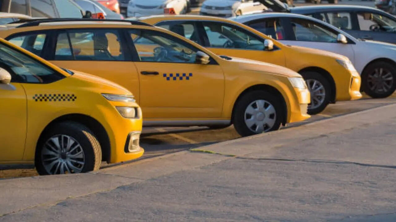 <strong>Bharat Taxi के दो बड़े फायदे: </strong>कमीशन नहीं: ओला, उबर जैसी कंपनियां जहां ड्राइवरों की कमाई में से 20-30% कमीशन काटती हैं, वहीं सहकारी टैक्सी में कमीशन नहीं कट रहा। ड्राइवर रतनजोत ने बताया कि हमें कमाई का 100% हिस्सा मिलने लगेगा।