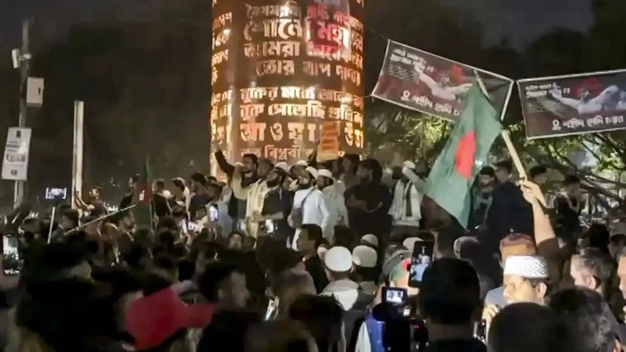 हादी की मौत के बाद से बांग्लादेश में हिंसा​