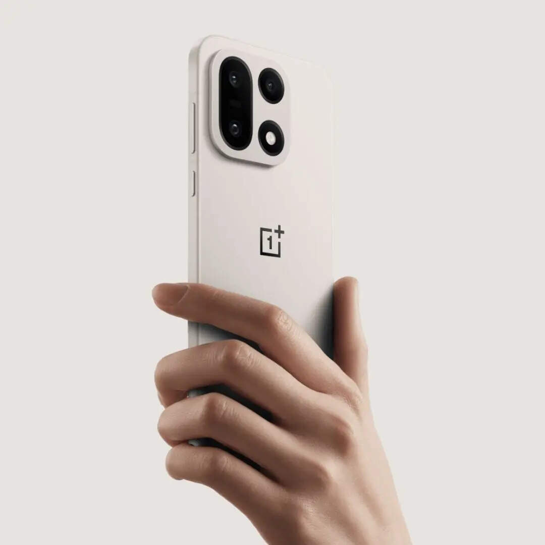 OnePlus 15 (कीमत: ₹72,999)