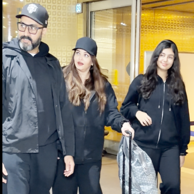 ब्लैक ड्रेस में नजर आया पूरा परिवार