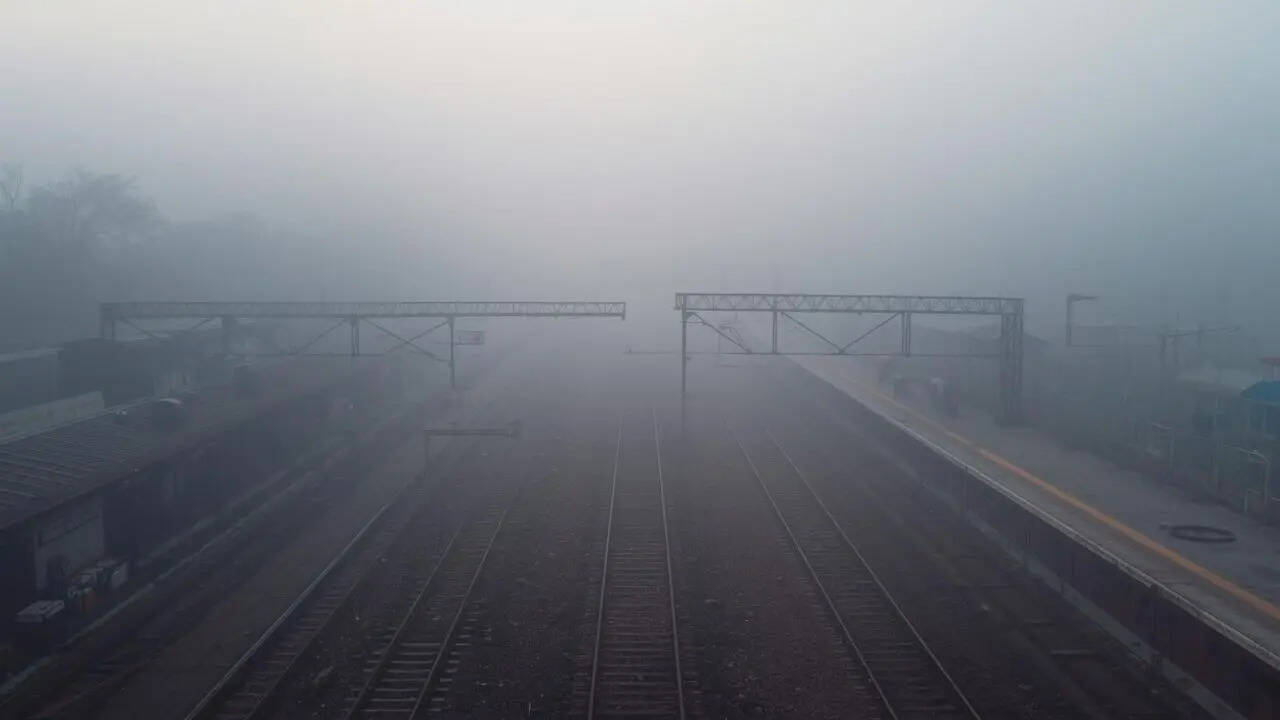​घने कोहरे के कारण यातायात प्रभावित​