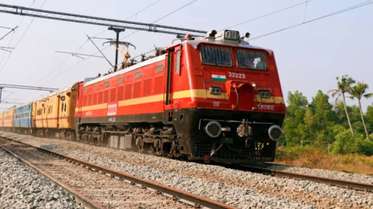 आपको बता दें कि ट्रेन के पहिये को ठोस स्टील से तैयार किया जाता है। इसके ऊपरी सतह को टेक्निकल भाषा में ट्रेड कहा जाता है और दोनों किनारों पर एक फ्लैंज लगाया जाता है। पहिये का यह डिजाइन उसे चिकनी पटरियों पर चलने और भारी वजन उठाने में मदद करता है।