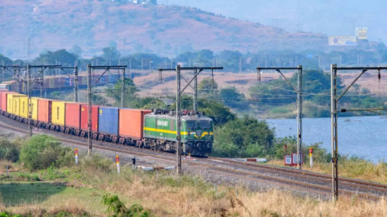 ट्रेन में इस्तेमाल होने वाले पहिए की कीमत क्या होती है फिलहाल इसको लेकर रेलवे की तरफ से कोई स्पष्ट जानकारी नहीं दी गई है। हालांकि अलग-अलग मीडिया रिपोर्ट्स की मानें तो ट्रेन के एक पहिए की कीमत 70 हजार से लेकर 75 हजार रुपये तक होती है। 