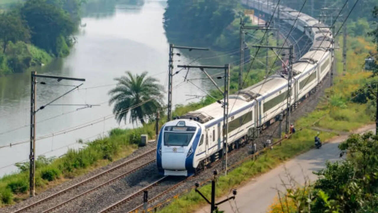 पिछले कुछ सालों में ट्रेन पहले की तुलना में काफी ज्यादा अपग्रेड हो चुकी हैं। आज के समय में ज्यादातर ट्रेन्स में आमतौर पर व्हीलसेट इस्तेमाल किया जाता है। इसमें दो पहिए एक मजबूत एक्सल से जुड़ी होती हैं। इसके साथ ही पहिए में बेयरिंग डिस्क ब्रेक भी लगी होती है। पूरी यूनिट मिलकर एक सेफ पहिये को तैयार करती है। 