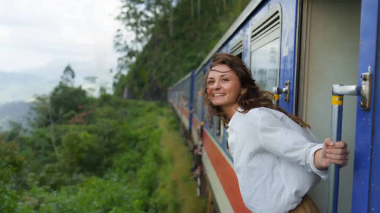 ट्रेन का पहिया गाड़ी का एक ऐसा पार्ट होता है जिस पर करोड़ों यात्रियों की सुरक्षा निर्भर करती है। सुरक्षाके मद्देनजर पहिए का महत्व काफी ज्यादा बढ़ जाता है। आपको बता दें कि ट्रेन के पहिए की कीमत अलग-अलग फैक्टर पर निर्भर करती है।