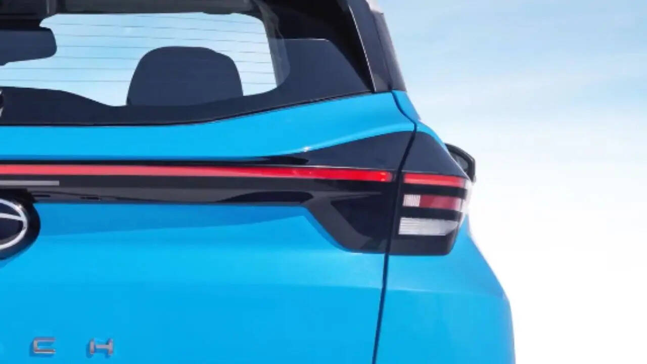  Adventure वेरिएंट में पुश बटन स्टार्ट फुली ऑटोमैटिक टेम्प्रेचर कंट्रोल ऑटो हेडलैम्प्स 360डिग्री कैमरा रियर वाइपर एंड वॉशर रेन सेंसिंग वाइपर्स और ब्लाइंडव्यू मॉनिटर जैसे एडवांस फीचर्स मिलते हैं।