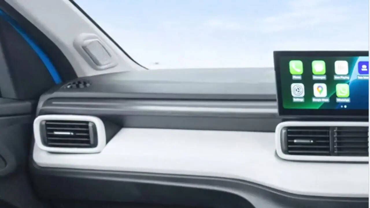 Smart यानी बेस वेरिएंट में LED हेडलैम्प रिमोट कीलेस एंट्री सिटी और इको ड्राइव मोड 6 एयरबैग इलेक्ट्रॉनिक स्टेबिलिटी प्रोग्राम और टायर प्रेशर मॉनिटरिंग सिस्टम जैसे बेसिक लेकिन महत्वपूर्ण फीचर्स शामिल हैं।