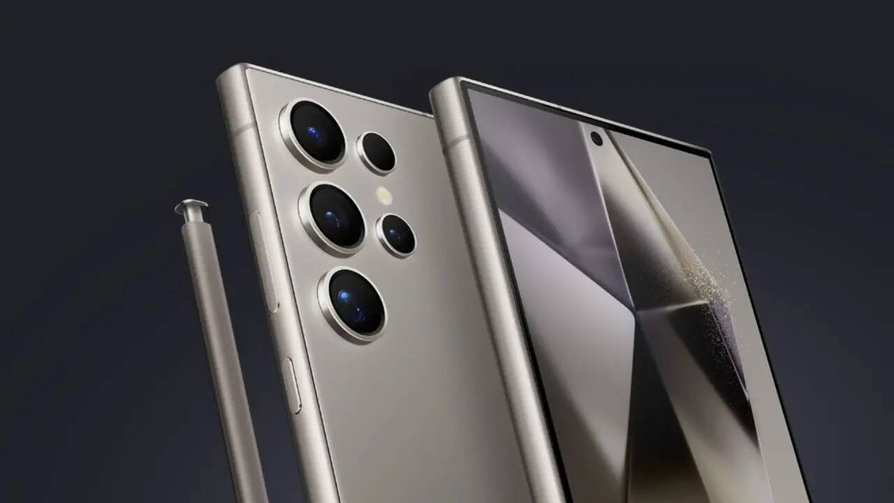 Samsung Galaxy S25 Ultra के फीचर्स की बात करें तो इसमें एल्यूमिनियम फ्रेम के साथ टाइटेनियम फ्रेम दिया गया है। फोन में आपको ग्लास बैक पैनल मिलता है। पानी और धूल से सेफ रखने के लिए इसें IP68 की रेटिंग दी गई है। स्मार्टफोन में आपको 69 इंच की बड़ी डिस्प्ले मिलती है जिसमें डायनेमिक एलटीपीओ एमोलेड डिस्प्ले दी गई है। आउट ऑफ द बॉक्स स्मार्टफोन एंड्रॉय़ 15 पर रन करता है।