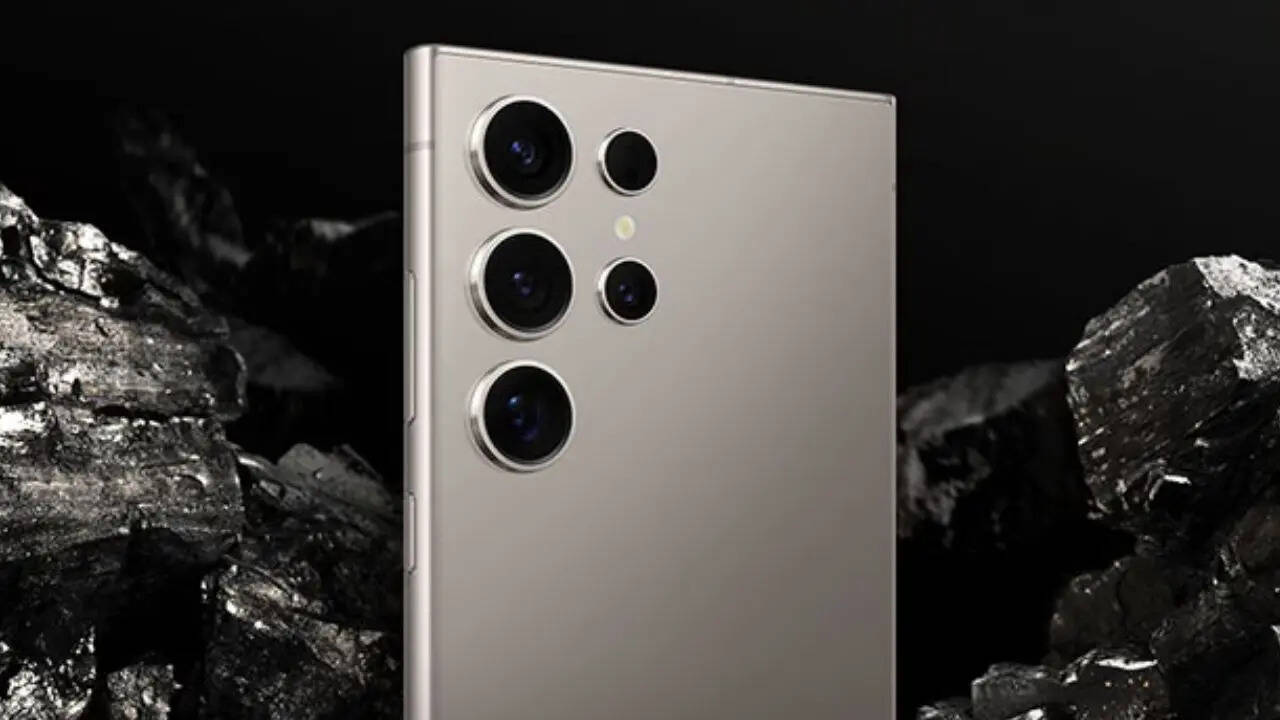 आपको बता दें कि सैमसंग जनवरी महीने में Samsung Galaxy S26 Ultra को लॉन्च कर सकता है। नए फ्लैगशिप किलर स्मार्टफोन के दस्तक देने से पहले ही Samsung Galaxy S25 Ultra की धड़ाम हो चुकी है।