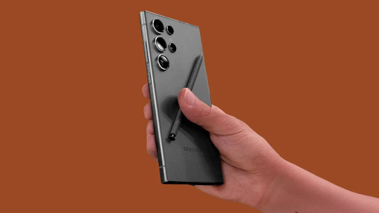200 मेगापिक्सल कैमरे वाले Samsung Galaxy S25 Ultra की कीमत डेढ़ लाख के करीब है इसलिए ज्यादातर लोग इसे खरीदने के लिए फेस्टिव सीजन सेल या फिर ई-कॉमर्स वेबसाइट की बड़ी सेल का इंतजार करते हैं। 