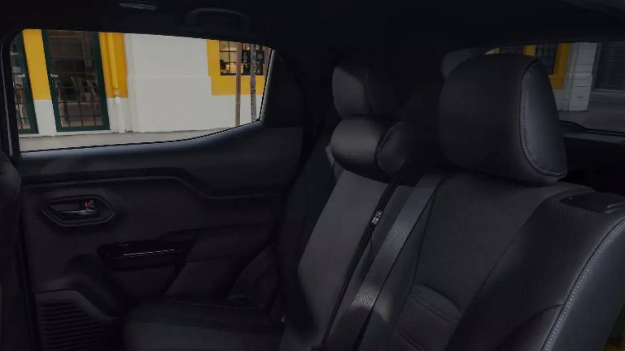 पावरट्रेन के तौर पर Toyota Urban Cruiser EV दो बैटरी विकल्पों 49 kWh और 61 kWh के साथ आएगी।