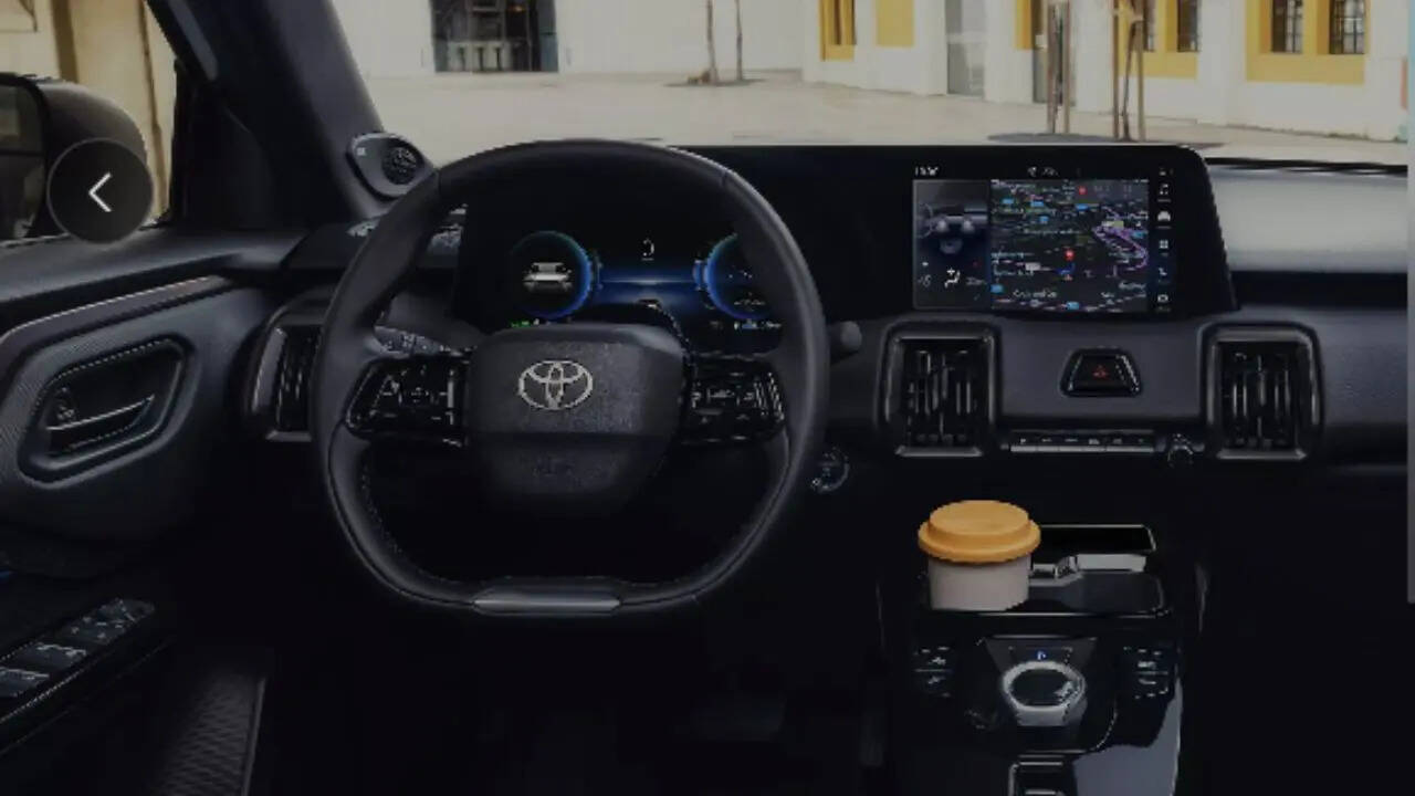 एसयूवी के केबिन में बड़ा 1025इंच का डिजिटल क्लस्टर और टचस्क्रीन इंफोटेनमेंट सिस्टम के साथ फिक्स्ड ग्लास रूफ जैसे प्रीमियम फीचर्स देखने को मिलेंगे।