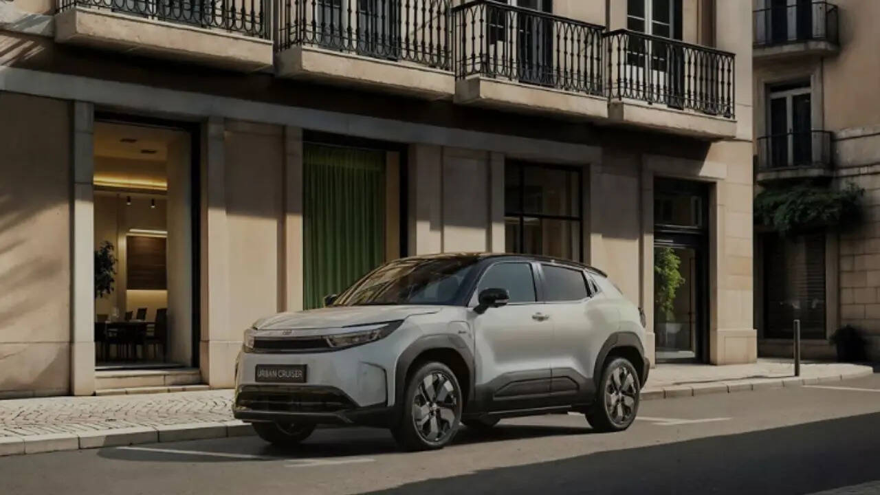 यह इलेक्ट्रिक SUV Maruti Suzuki e Vitara EV के प्लेटफॉर्म और तकनीक पर आधारित है लेकिन इसके डिजाइन और कुछ फीचर्स Toyota के स्टाइल में होंगे। 