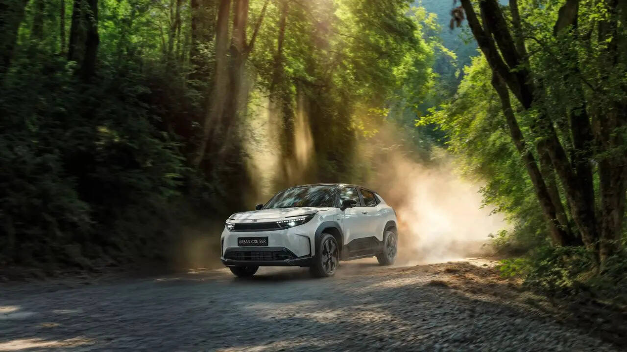 बाहर से Toyota Urban Cruiser EV का लुक साफसुथरा और मॉडर्न होगा जिसमें LED लाइटिंग और नए डिजाइन वाले पहिए शामिल होंगे।