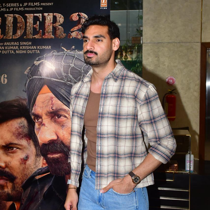 सिंपल लुक में नजर आए अहान शेट्टी