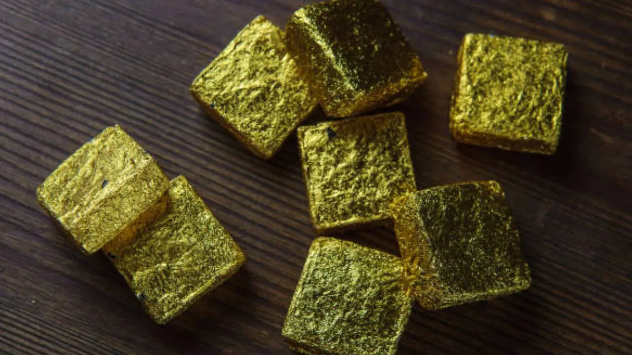 सोने के वर्क को तैयार करने में 6-8 घंटे तक का समय कुटाई में लग जाता है। इसके अलावा 4 घंटे तक का समय उसे सही आकार देने में लग जाता है। का समय उसे आकार देने में लगता है वर्क तैयार करने का ज्यादातर काम पुरुष ही करते हैं।